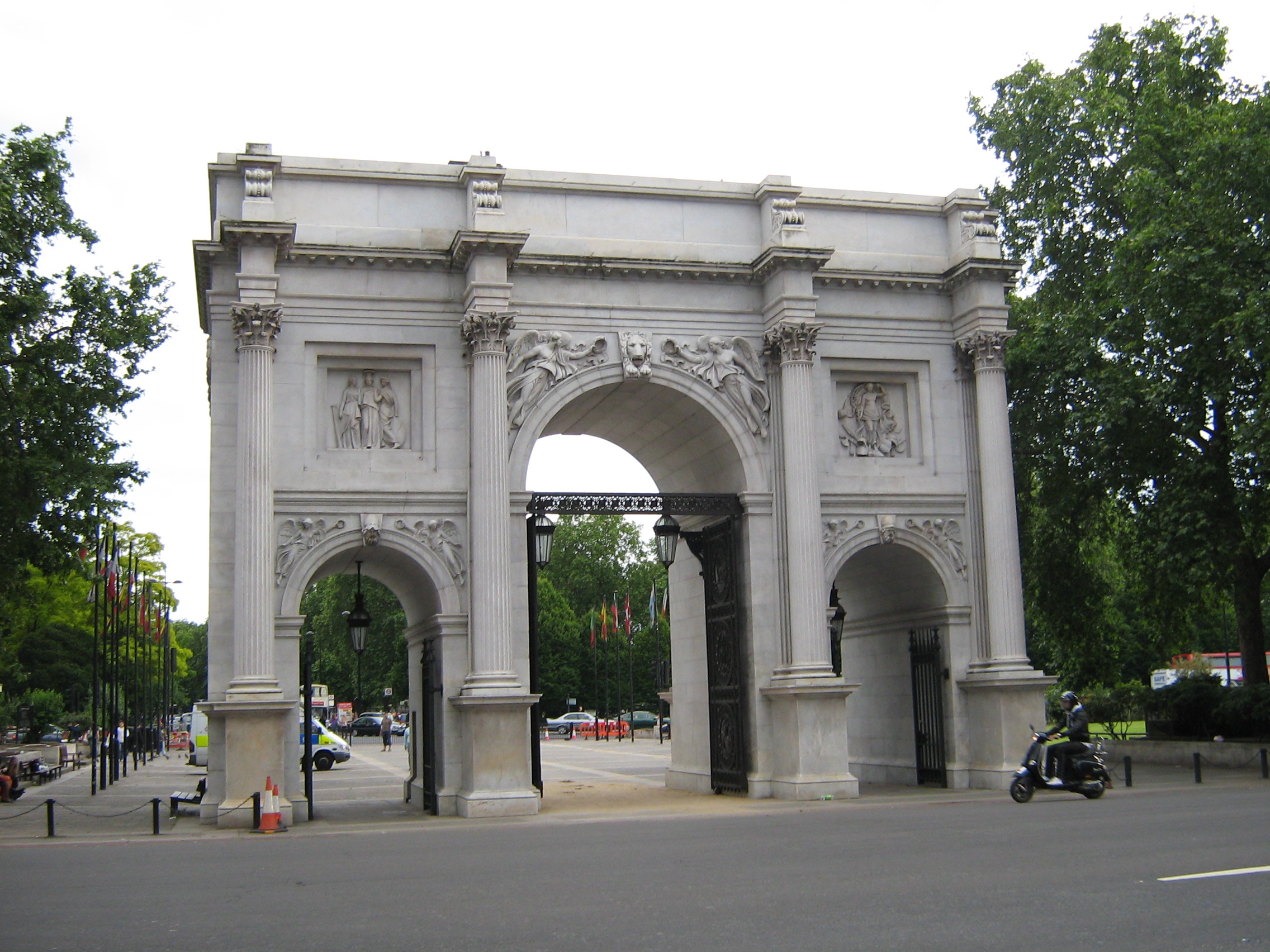 Marble arch. Мраморная арка Лондон. Мраморная арка Триумфальная. Marble Arch в Лондоне. Триумфальная арка в Лондоне.